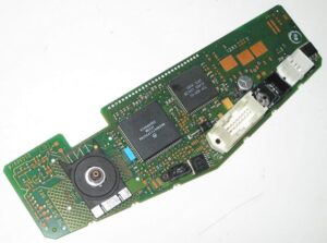 A engenharia reversa de placas de circuito impresso controladoras de HVAC para sistemas de refrigeração envolve vários desafios, especialmente ao lidar com unidades mais antigas ou não documentadas: Falta de Documentação Técnica A maioria dos OEMs não compartilha os arquivos Gerber, diagramas esquemáticos, listas de BOM ou arquivos CAD, o que significa que precisamos reconstruí-los do zero usando técnicas precisas de extração de netlist e mapeamento visual. Complexidade Multicamadas e de Sinais Mistos Essas placas geralmente têm de 4 a 6 camadas ou mais, com planos de sinal e potência cuidadosamente roteados para desempenho de EMI. A varredura e a reprodução precisas camada por camada são essenciais.