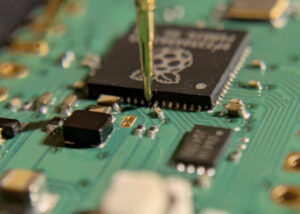 Inżynieria wsteczna tak krytycznej pod względem bezpieczeństwa PCB jest bardzo trudna i zazwyczaj wykonywana w celach badawczych lub w celu przeprowadzenia testów penetracyjnych. Oto, jak mogą do tego podejść profesjonaliści: 1. Wizualna inspekcja i obrazowanie Użyj skanowania optycznego o wysokiej rozdzielczości lub obrazowania rentgenowskiego, aby zobaczyć ułożenie warstw Identyfikuj struktury przelotowe, siatki uziemiające i nietypowe trasy zaprojektowane do wykrywania manipulacji Szukaj metalowej siatki lub śladów czujników osadzonych w górnych warstwach PCB 2. Niszczące usuwanie warstw Ostrożnie zeszlifuj lub usuń chemicznie warstwy, aby odtworzyć pliki Gerber
