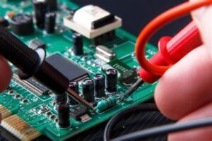 Nei settori tecnologicamente avanzati di oggi, le schede PCB per diagnosi di bordo (OBD) svolgono un ruolo fondamentale nei sistemi che richiedono un monitoraggio continuo delle prestazioni, il rilevamento dei guasti e l'analisi dello stato di salute del sistema. Che siano integrate in centraline elettroniche per autoveicoli, robotica industriale, elettronica di potenza o apparecchiature medicali, queste schede aiutano a identificare malfunzionamenti interni in tempo reale, riducendo al minimo i tempi di fermo e migliorando l'efficienza operativa. Quando tali sistemi diventano obsoleti, danneggiati o non più supportati, il nostro servizio professionale di clonazione di PCB per diagnosi di bordo offre una soluzione affidabile per replicare, effettuare il reverse engineering e ripristinare queste complesse piattaforme diagnostiche.