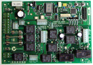 Soğutma sistemi HVAC kontrolör PCB kartının tersine mühendisliği, özellikle eski veya belgelenmemiş ünitelerle uğraşırken çeşitli zorlukları içerir: Teknik Dokümantasyon Eksikliği Çoğu OEM, Gerber dosyalarını, şematik diyagramları, BOM listelerini veya CAD dosyalarını paylaşmaz; bu da bunları hassas netlist çıkarma ve görsel eşleme teknikleri kullanarak sıfırdan yeniden oluşturmamız gerektiği anlamına gelir. Çok Katmanlı ve Karma Sinyal Karmaşıklığı Bu kartlar genellikle 4-6 veya daha fazla katmana sahiptir ve sinyal ve güç düzlemleri EMI performansı için dikkatlice yönlendirilir. Doğru katman katman tarama ve yeniden üretim esastır.