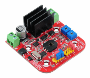 O objetivo da Análise Eletrônica de Engenharia Reversa de PCB vai além da simples cópia de uma placa física. Requer um conhecimento profundo das características elétricas, da funcionalidade e da interação da placa com o sistema robótico geral. Ao realizar a engenharia reversa de uma placa de circuito impresso (PCB) de controle de servo de braço robótico industrial, nosso processo normalmente inclui:Inspeção Visual e Estrutural
Avaliação do número de camadas (geralmente de 4 a 8 em PCBs de servo)
Identificação de componentes (por exemplo, controladores de porta, microcontroladores, encoders, interfaces de motor)
Recriação de Arquivo Gerber e Netlist
Uso de scanners de alta resolução ou imagens de raio-X para extrair camadas internas
Geração de arquivos Gerber, diagramas esquemáticos e uma netlist a partir dos traços de cobre observados e por meio de interconexões
Mapeamento da Funcionalidade dos Componentes
Correspondência das peças com suas funções (controle PWM, malha de feedback, condicionamento de sinal)
Construção de uma lista de materiais (BOM) precisa por meio da recuperação do código da peça e análise de folha de dados
Análise de Potência e Sinal
Medição de classificações de tensão/corrente, características PWM e filtragem de ruído
Compreensão das zonas de isolamento entre controladores de motor de alta tensão e circuitos lógicos de baixa tensão
Dificuldades Enfrentadas Durante a Engenharia Reversa
Placas de controle de servo em braços robóticos são altamente otimizados para confiabilidade, precisão e resistência a EMI. Isso torna a engenharia reversa particularmente desafiadora:
Firmware e Microcontroladores Proprietários
Muitas placas contêm microcontroladores ou FPGAs com código protegido ou criptografado, dificultando a replicação completa da lógica de controle sem desenvolvimento personalizado ou engenharia reversa de firmware.
Roteamento de Sinal de Alta Velocidade
Caminhos de temporização críticos e sinais PWM de alta frequência exigem controle preciso da impedância do traço. Qualquer interpretação errônea no desenho do layout pode levar à instabilidade ou jitter do motor.
Domínios de Potência Isolados
Placas servo frequentemente usam optoisoladores e planos de aterramento separados para sistemas de controle de motores e lógicos. A identificação incorreta desses limites de isolamento durante o processo reverso pode causar falhas catastróficas.
Empilhamento de PCB Híbrido