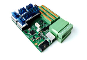 La mayoría de las PCB de controlador son multicapa, con capas internas de señal y potencia invisibles a simple vista. Recuperar el archivo Gerber, el diagrama esquemático y el plano de diseño a menudo requiere técnicas destructivas como el lijado capa por capa o el escaneo por rayos X para capturar el enrutamiento y la estructura internos. Identificación de Componentes y Recuperación de la Lista de Materiales (BOM) Muchos circuitos integrados (CI) y componentes pasivos pueden tener marcas propietarias o estar obsoletos. Generar la lista de materiales con precisión es difícil sin una referencia o documentación funcional. La ingeniería inversa también debe considerar la huella exacta y las características eléctricas. Generación de Lista de Redes y Archivos CAD Una vez reconstruido el esquema, se debe verificar la lista de redes con el diseño de la PCB clonada para garantizar la precisión de la señal. Crear archivos CAD precisos requiere experiencia en software de diseño de PCB y prestar atención a las tolerancias de diseño.