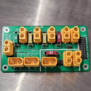 Gerber dosyaları, şematik diyagramlar veya düzen çizimleri gibi orijinal tasarım dosyaları kaybolduğunda veya kullanılamadığında, PCB Board Tersine Mühendislik Boyutsal Analizi klonlama veya yeniden üretim sürecinde önemli bir adım haline gelir. Hizmetimiz, endüstriyel robotik kollarda kullanılan güç dağıtım panolarının tersine mühendisliğinde uzmanlaşmıştır ve boyutsal doğruluk, elektriksel sadakat ve mekanik uyumluluğa özel bir odaklanma vardır. Bu panolar genellikle belirli robotik platformlar için benzersiz bir şekilde özelleştirilir ve bunları hassas ölçüm yapılmadan kopyalama, çoğaltma veya değiştirme girişimi felaketle sonuçlanan arızalara veya düşük performansa yol açabilir.