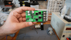 En el proceso de ingeniería inversa de placas de circuito impreso (PCB), especialmente en sistemas altamente especializados como las PCB de controladores de motores de brazos robóticos industriales, la precisión dimensional es un factor crucial. Nuestro servicio de ingeniería inversa ofrece soporte integral no solo para la reproducción de la placa de circuito electrónico, archivos Gerber, diagramas esquemáticos y listas de materiales (BOM), sino también para el análisis dimensional detallado de las piezas mecánicas para garantizar la clonación, replicación o remanufactura exitosa de estos complejos conjuntos de PCB.